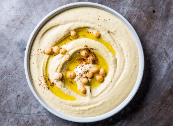 Ačkoliv je hummus zcela veganským pokrmem, ani zdaleka není určen jen pro zastánce rostlinné stravy Je výtečný jako dip k oblíbené zelenině, jako skvělý doplněk do salátů či těstovin a samozřejmě k pečivu